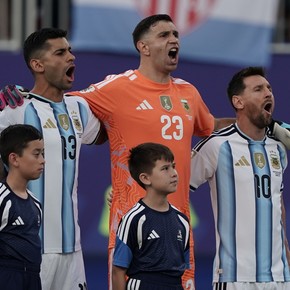 Ovación, lectura y atajada brava: así fue la vuelta de Dibu Martínez al arco de la Selección