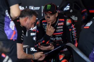 Video: Bezzechi, líder en el Mundial de Moto GP, a los cachetazos con un comisario de pista en plena Sprint