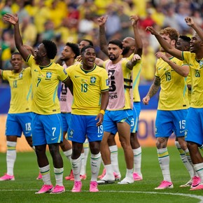 Brasil lo ganó sobre la hora y se metió en octavos