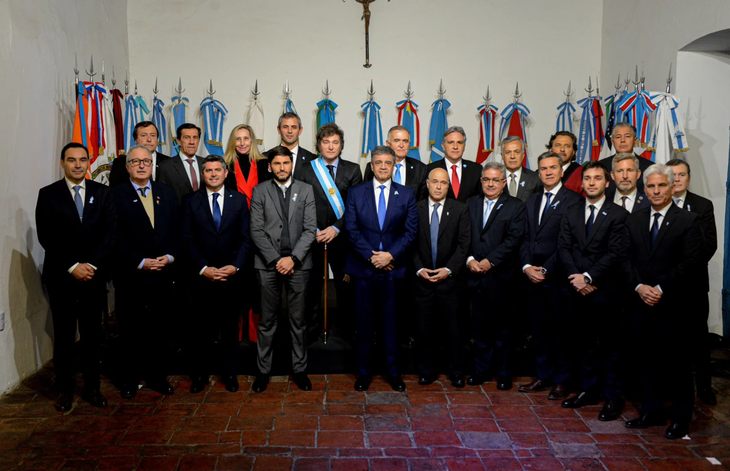 Javier Milei junto a los gobernadores que firmaron el Pacto de Mayo. Javier Milei junto a los gobernadores que firmaron el Pacto de Mayo.