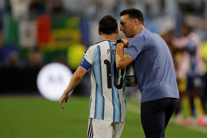 Scaloni y Messi (EFE).