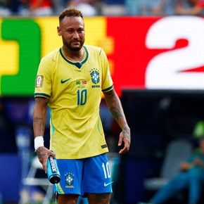 Neymar anunció su retiro de Brasil: se fue con gol de penal, un llanto desconsolado y un picante cruce con el arquero rival