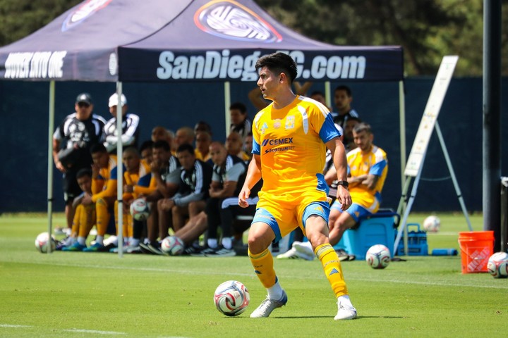 Correa, sentado en el fondo, en uno de los amistosos de Tigres en la pretemporada (Foto: Tigres).