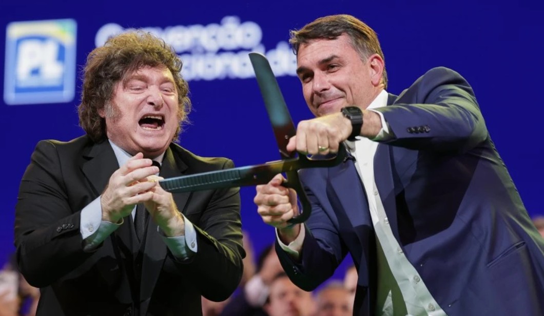 Milei trató a Lula de «ladrón» en un acto con Flavio Bolsonaro y abrió un conflicto diplomático con Brasil