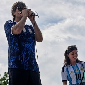 Video: Ciro tocó el himno en el banderazo y apareció la Policía