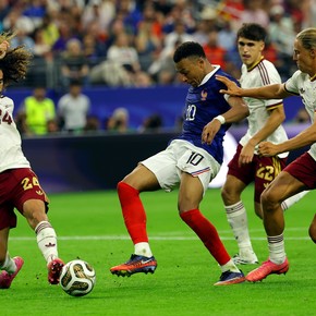 España hizo pesar su paternidad sobre Francia y le ganó otro duelo directo de peso 