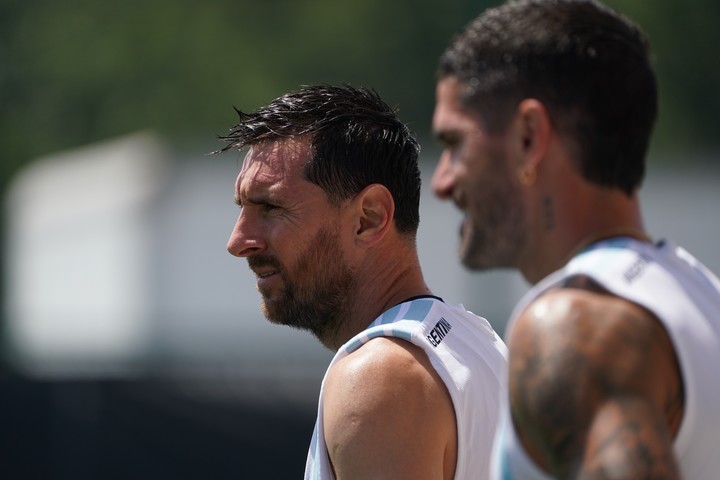 De Paul, junto a Messi (Juano Tesone/Enviado especial).