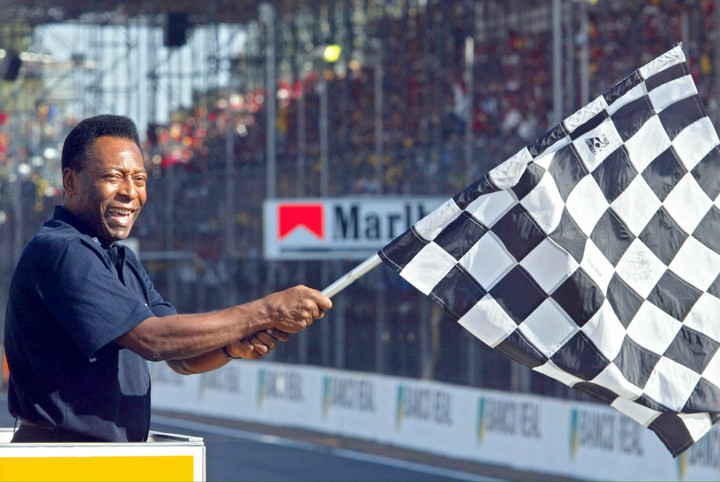 Pelé con la bandera de cuadros en Brasil.