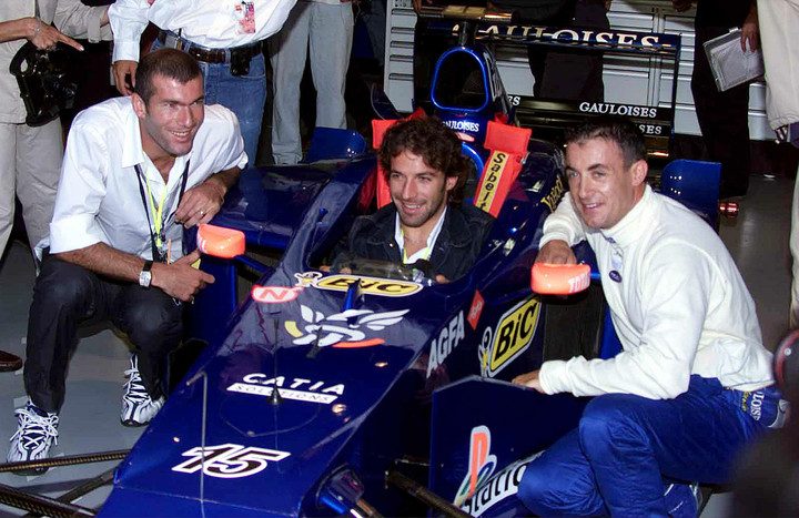 Zidane y Del Piero en boxes junto al piloto Jean Alesi en Monza 2000.
