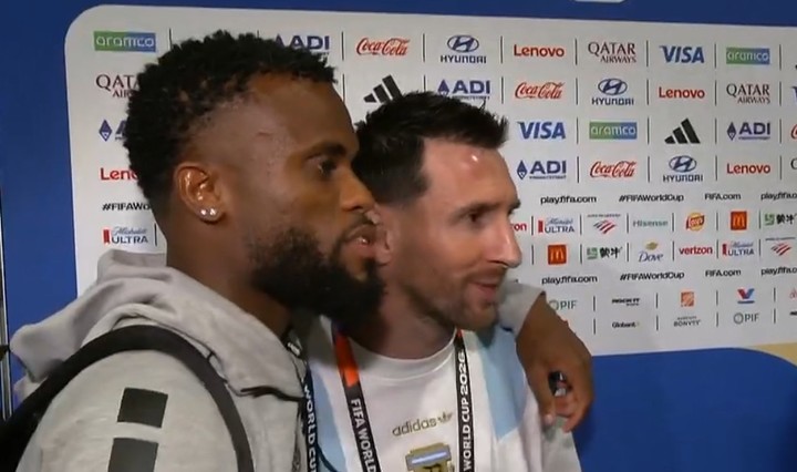 Los jugadores de la selección de Cabo Verde le pidieron fotos a Messi tras la derrota.