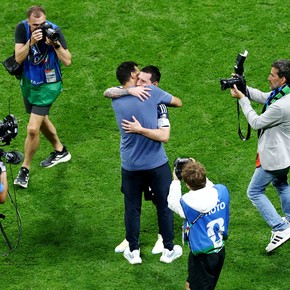 Video: el emotivo abrazo entre Messi y Scaloni luego de la épica remontada contra Inglaterra