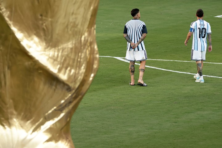 Messi y Enzo Fernández, post final. (AP Photo/Adam Hunger)