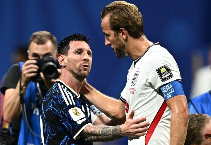 Messi y Kane. Dos potencias se saludan (REUTERS / Dylan Martinez).