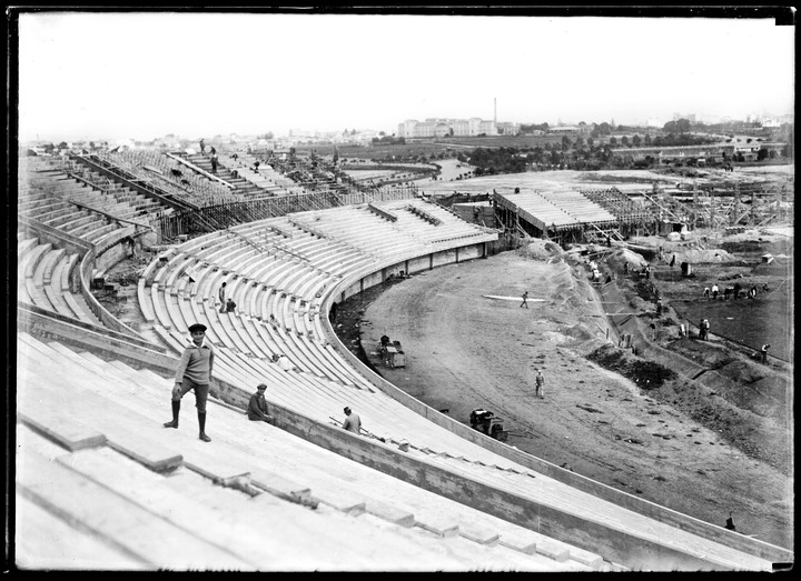 Postal de la construcción del Estadio Centenario. (foto Centro Fotografía Montevideo)