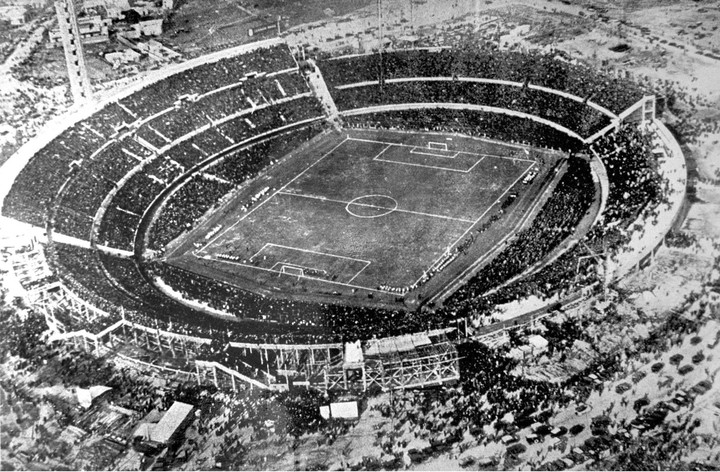 Vista aérea del estadio Centenario en 1930. (archivo AP)