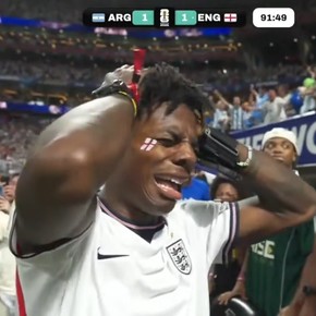 Video: la amargura de Speed, con la de Inglaterra, en el gol de Lautaro y la cargada de Colapinto