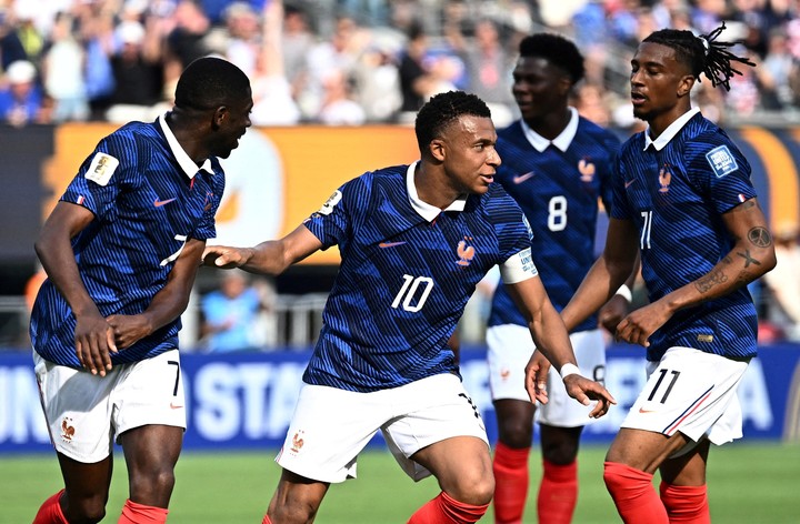 El festejo de Mbappé y todo Francia. (Reuters).