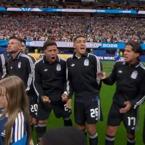 La euforia de los jugadores en el himno y el "que no salta es un inglés"