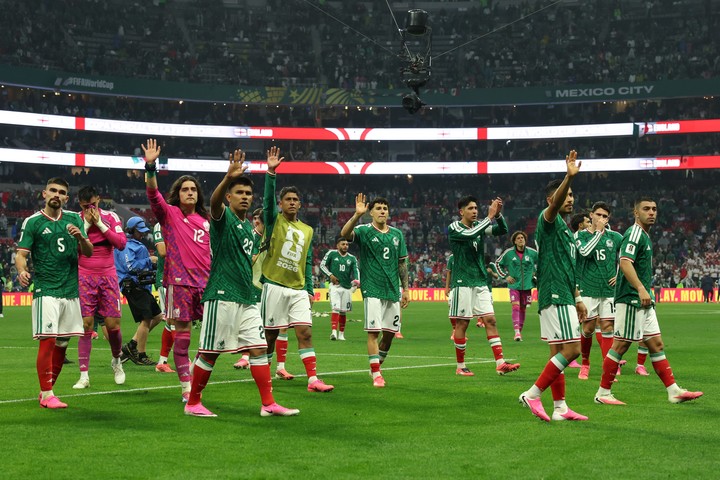 Los jugadores de México saludan a los hinchas tras la eliminación (EFE).