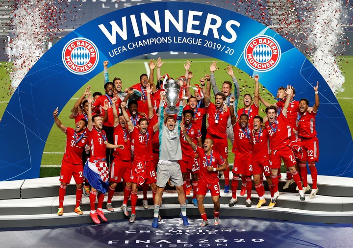 Manuel Neuer levantando la Champions League ganada con el Bayern Múnich 2020.