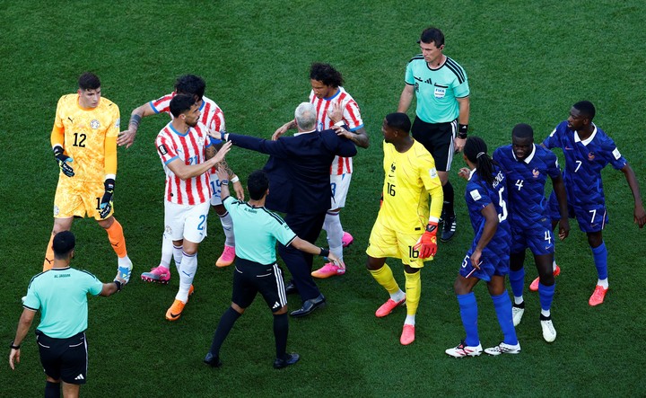 Los jugadores se cruzaron en el cooling break (REUTERS/Jeenah Moon).
