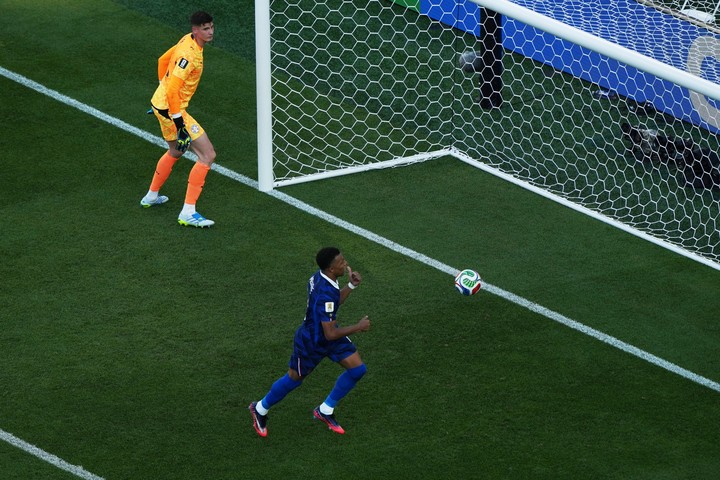 El gesto de Mbappé a Gill. (AP)