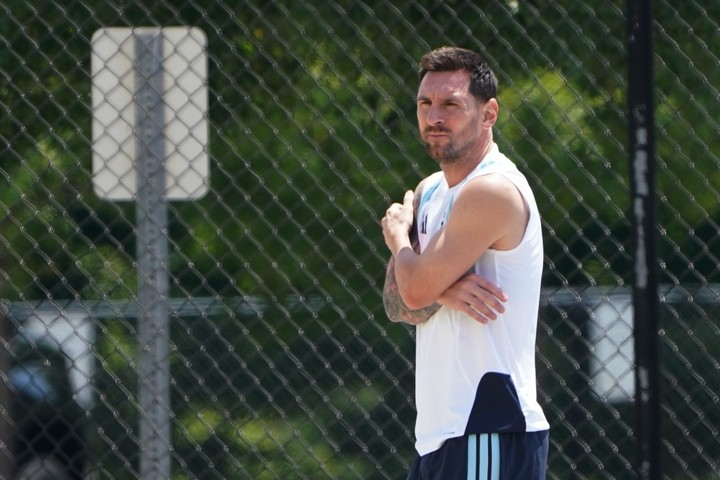 Messi, listo para el partido (Foto Juano Tesone).