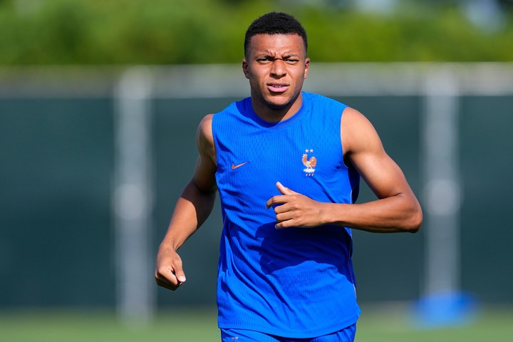 Mbappé, listo para los octavos (AP Photo/Petr David Josek).