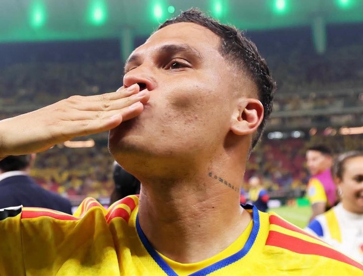 Juanfer Quintero festeja la clasificación de Colombia como 1° del grupo K que compartió con Portugal de CR7 (Instagram).