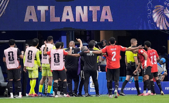 Letexier fue a ver el segundo gol de Egipto al VAR y lo anuló (Reuters).