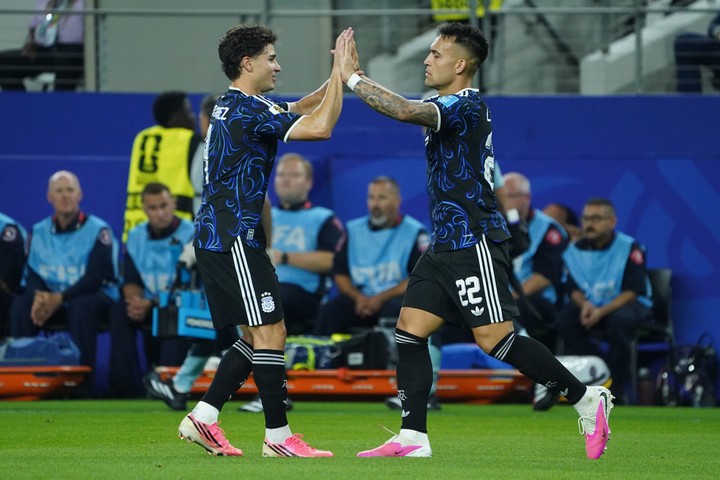 Julián junto a Lautaro ante Jordania (Juano Tesone/Enviado especial).