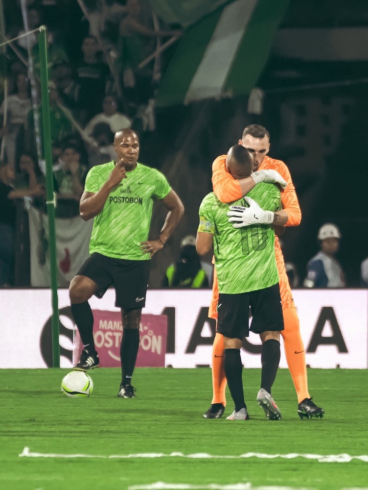 Franco Armani se abraza con el homenajeado, Macnelly Torres.