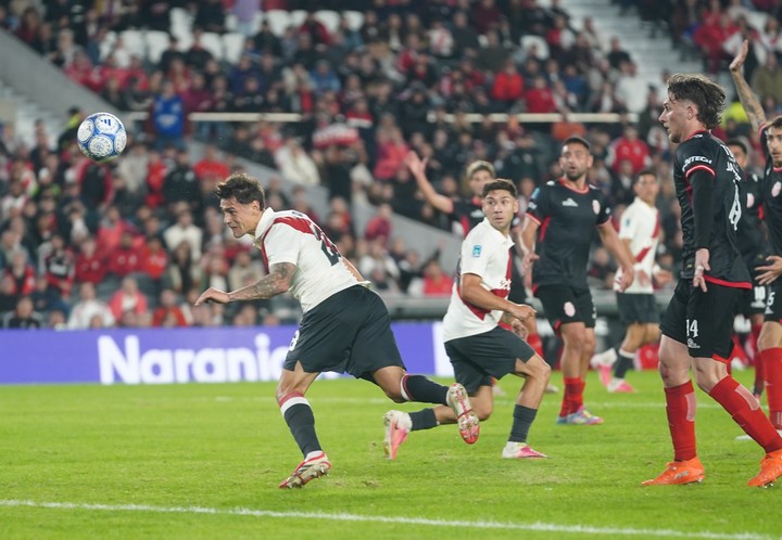 El gol anulado a Martínez Quarta, una de las pocas llegadas elaboradas (foto Marcelo Carroll).