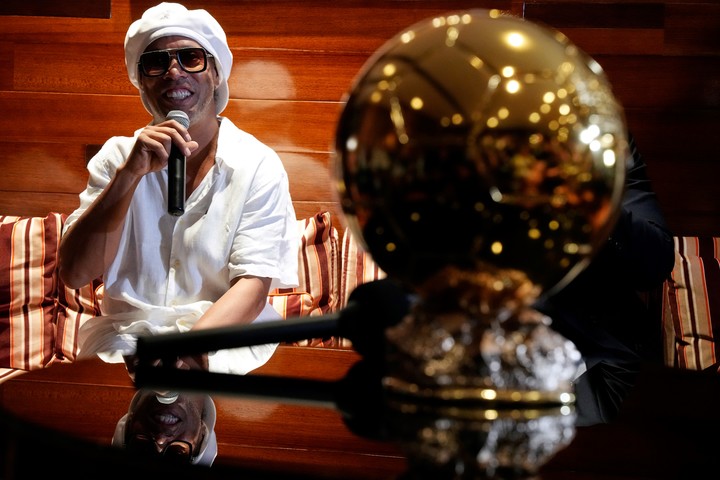 Los elogios de Ronaldinho a la Selección. (AP Photo/Rebecca Blackwell)