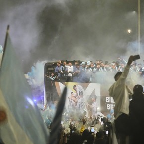 Alfombra roja y aliento: sin Messi, con Scaloni cantando, la Selección fue recibida por una caravana con los hinchas 