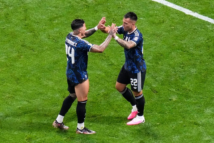 Lautaro Martinez festeja el 2 a 1 con Enzo.