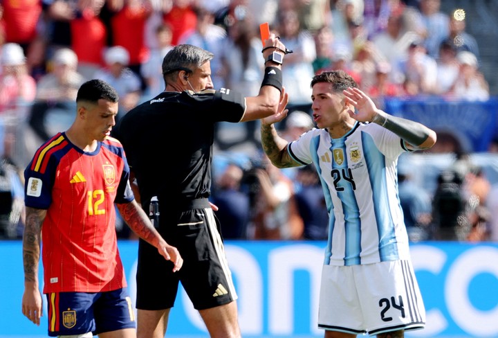 La roja a Enzo Fernández.