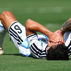 Los dos zagueros argentinos salieron por lesión