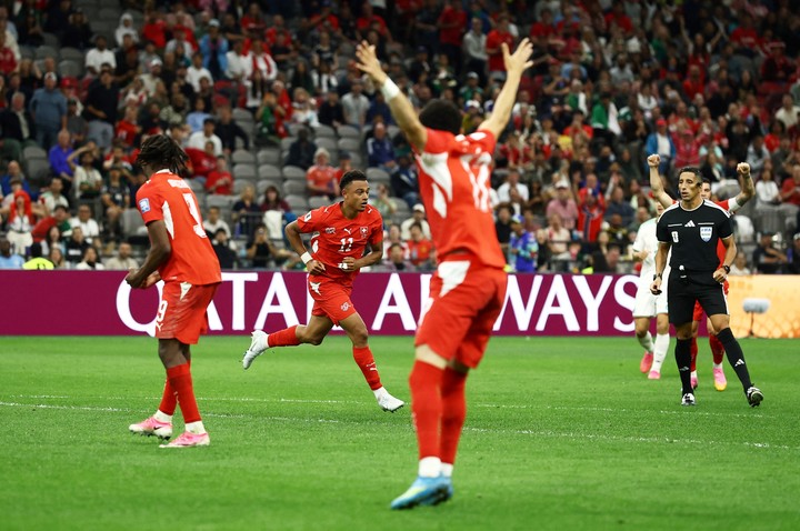 Dan Ndoye festeja el 2 a 0 de Suiza (Reuters).