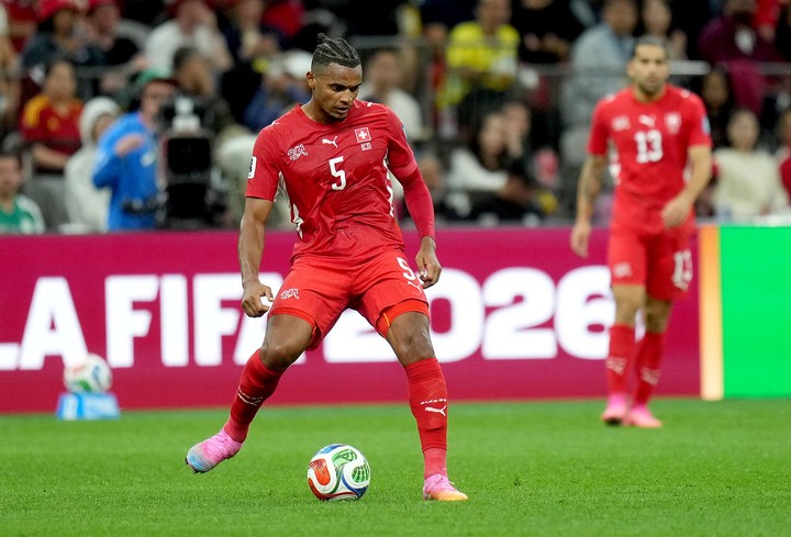 Manuel Akanji, de Suiza, ante Argelia (EFE).