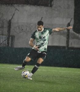 Bajo una lluvia torrencial, Excursionistas se llevó un triunfo clave contra Armenio