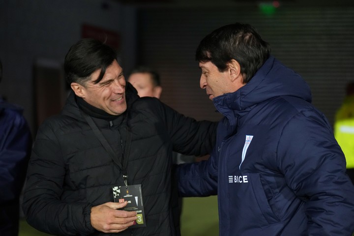 Medina y Daniel Garnero, el DT de Universidad Católica. (AP Photo/Gustavo Garello)