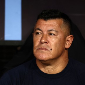 La curiosa frase de Almirón tras la derrota y los silbidos: "No sé si será por el clásico..."