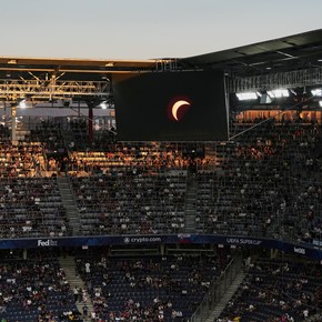 Video: así se vivió el eclipse solar en la previa de la Supercopa de Europa
