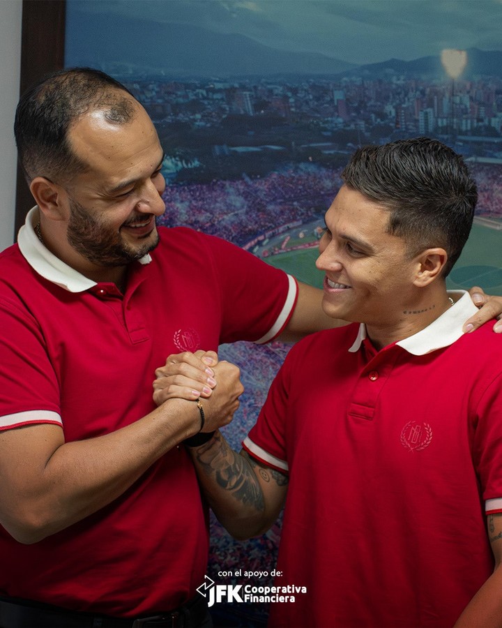 Juanfer Quintero presentado en Independiente Medellín (@DIM_Oficial).