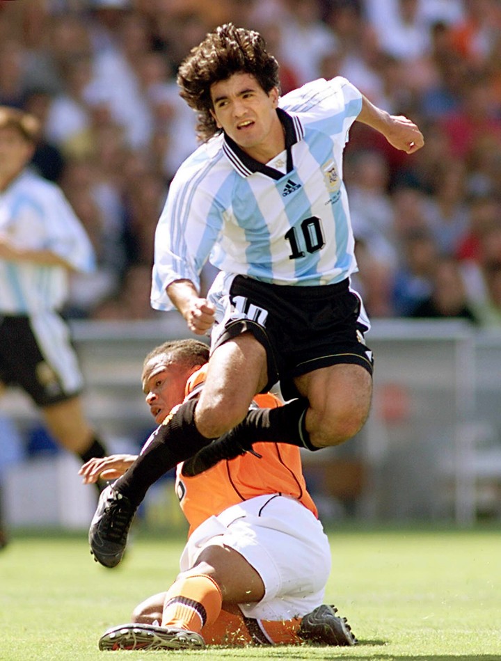 Otra camiseta emblemática. (AFP PHOTO PATRICK HERTZOG)
