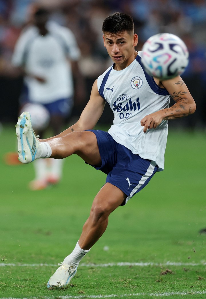 Claudio Echeverri en un amistoso de la pretemporada del Manchester City (REUTERS).