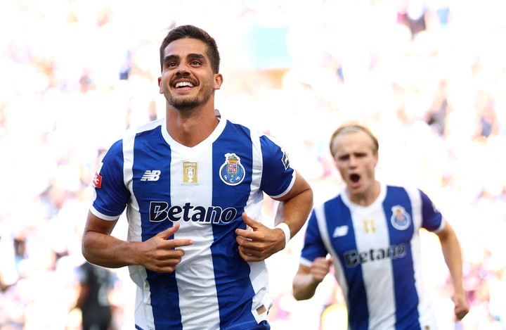 Juega el Porto (REUTERS).