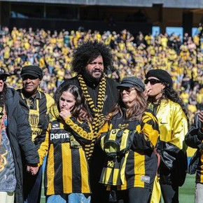 El emotivo homenaje de Peñarol a Ruben Rada: camiseta, banderas y ovación