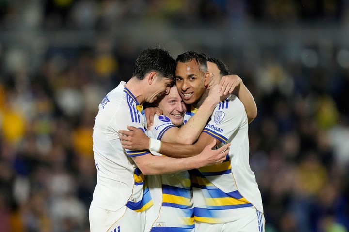 Santiago Ascacibar junto a Sebastian Villa y Tomas Belmonte. (AP)